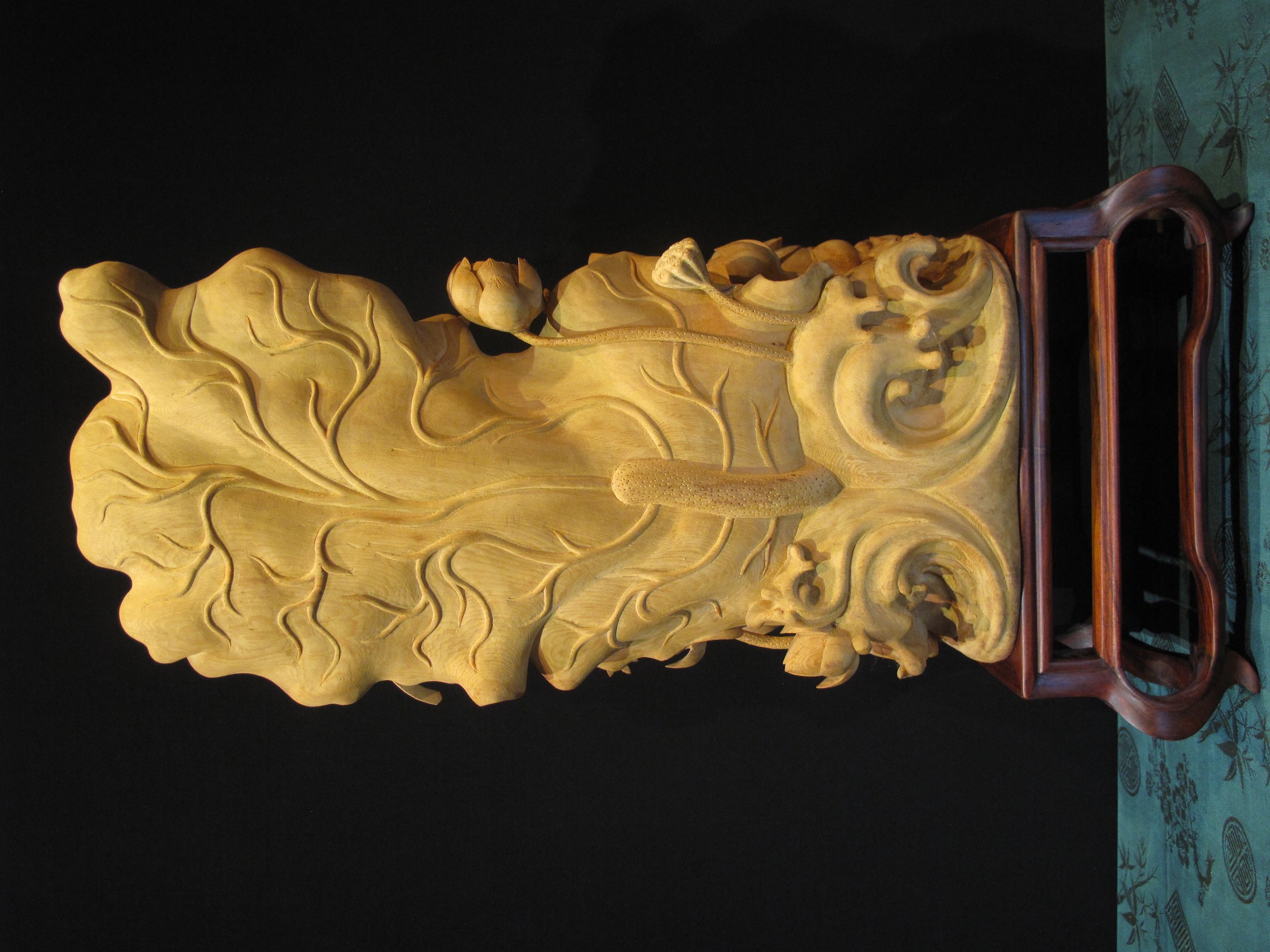 The boy bows to Guanyin