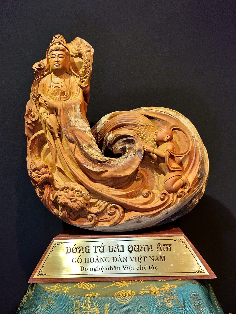Two dragons flanking the Buddha