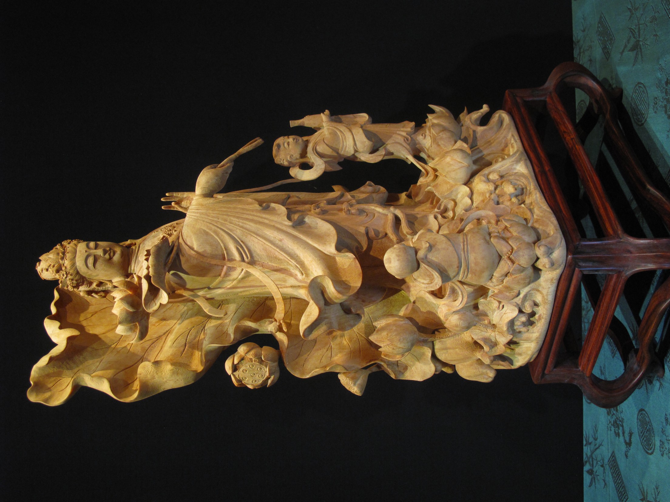 The boy bows to Guanyin