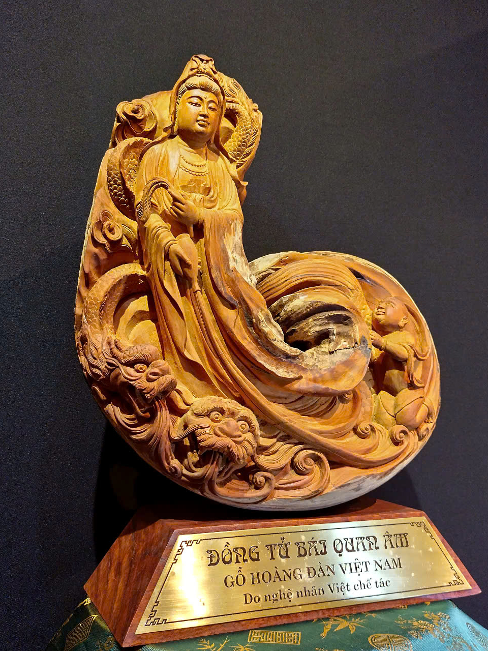 Two dragons flanking the Buddha